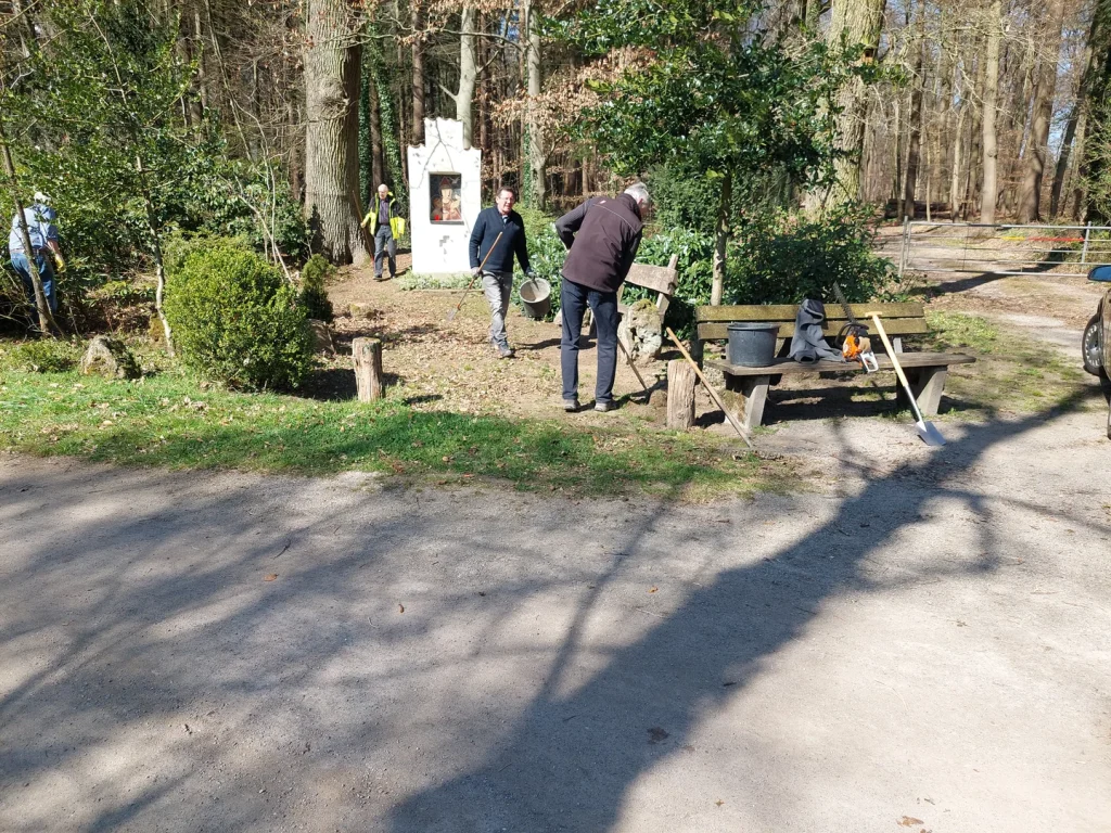 Helfer bei Arbeiten am Bildstock im Sternbusch