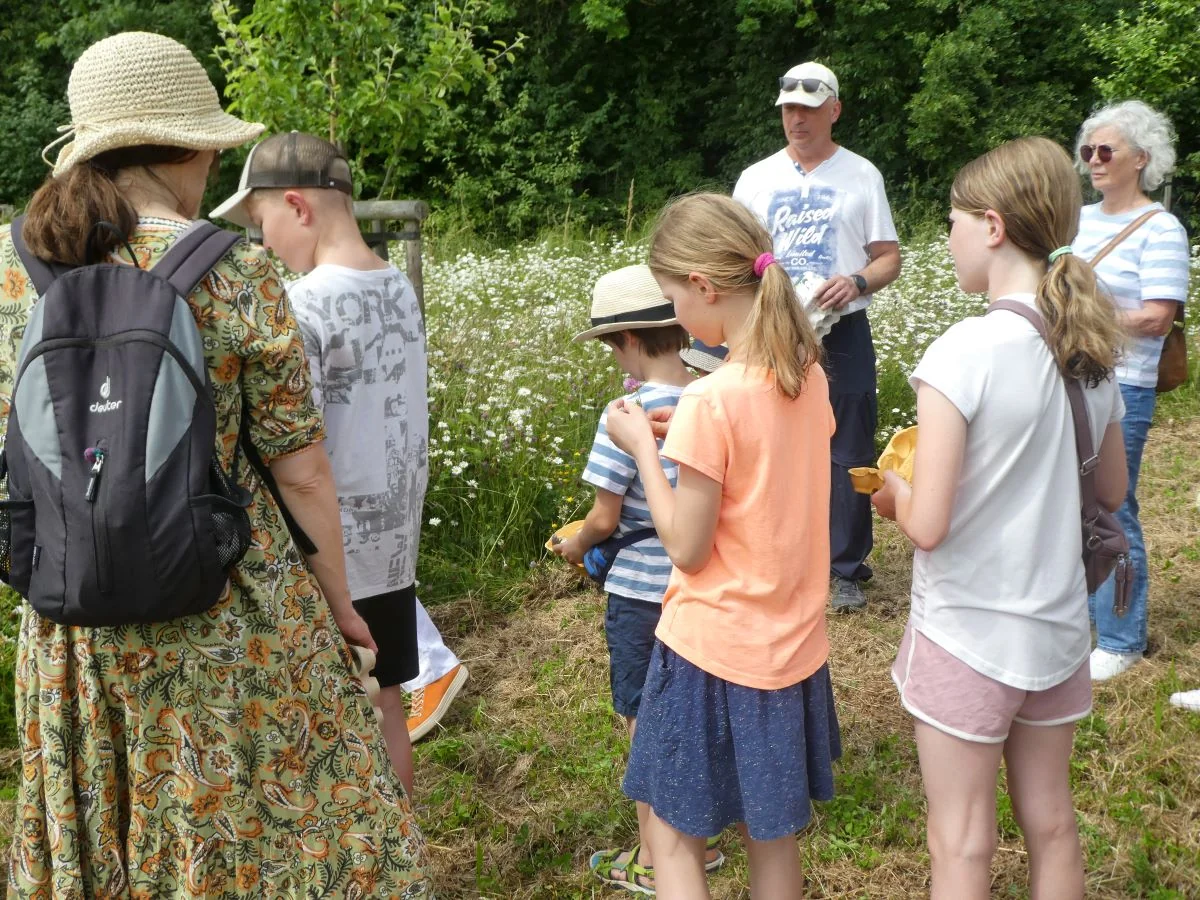 Kinder und Familien auf der Streuobstwiese am Sternbusch