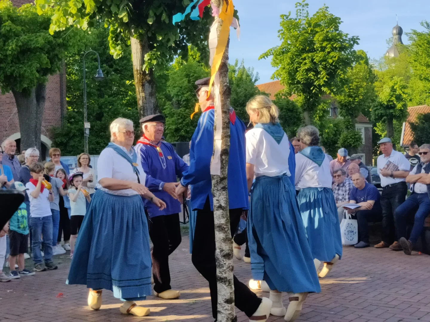 Tanz um den Maibaum in der Gemener Freiheit