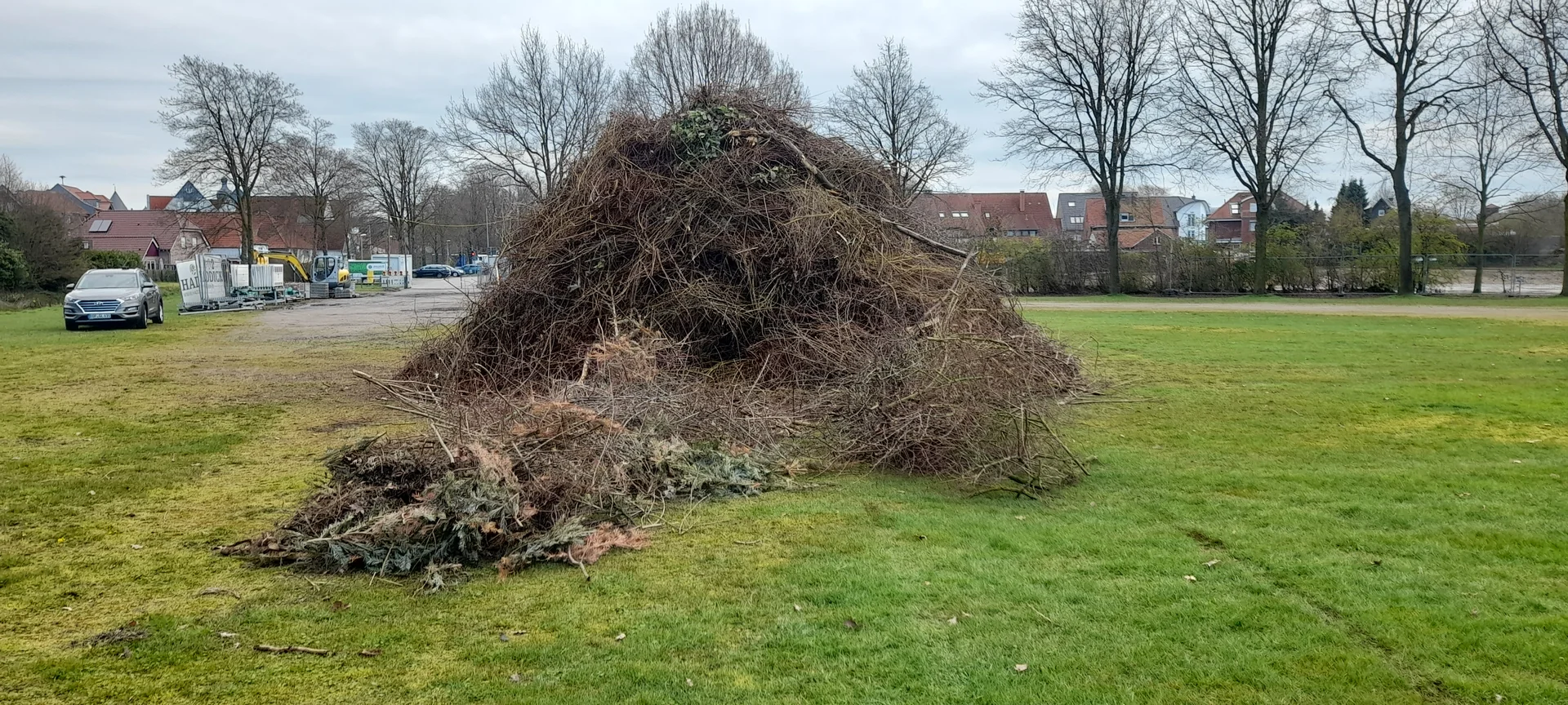 Holz für das Osterfeuer auf dem Kalverkamp