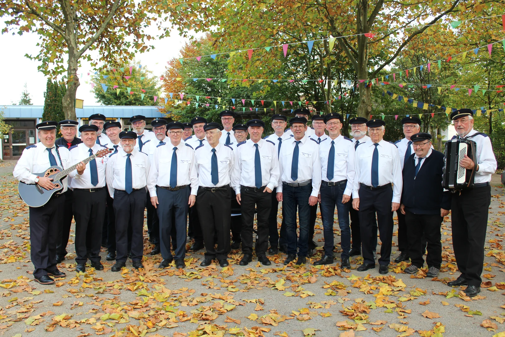 Der Shanty-Chor Gemen in blauen Jacken